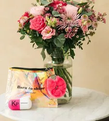 1 POCHETTE HOLOGRAPHIQUE & GOODIES OFFERT